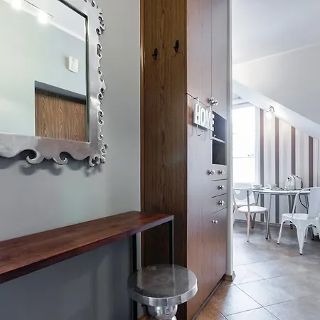 Mirrors Apartament *
